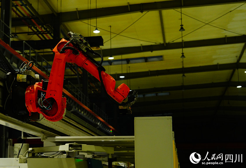 “黑灯产线”在无人状态下照常运转。人民网记者 王波摄